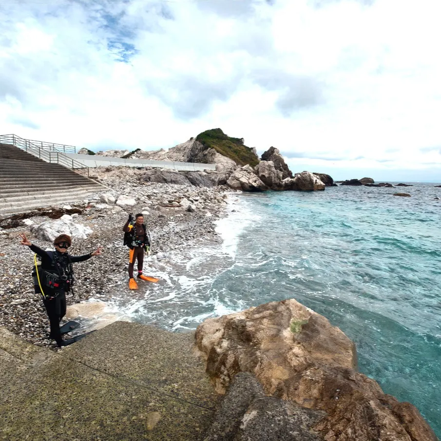 昨日は曇り空でも元気に白崎シャクシノ浜でダイビング🏊‍♂️エ...
